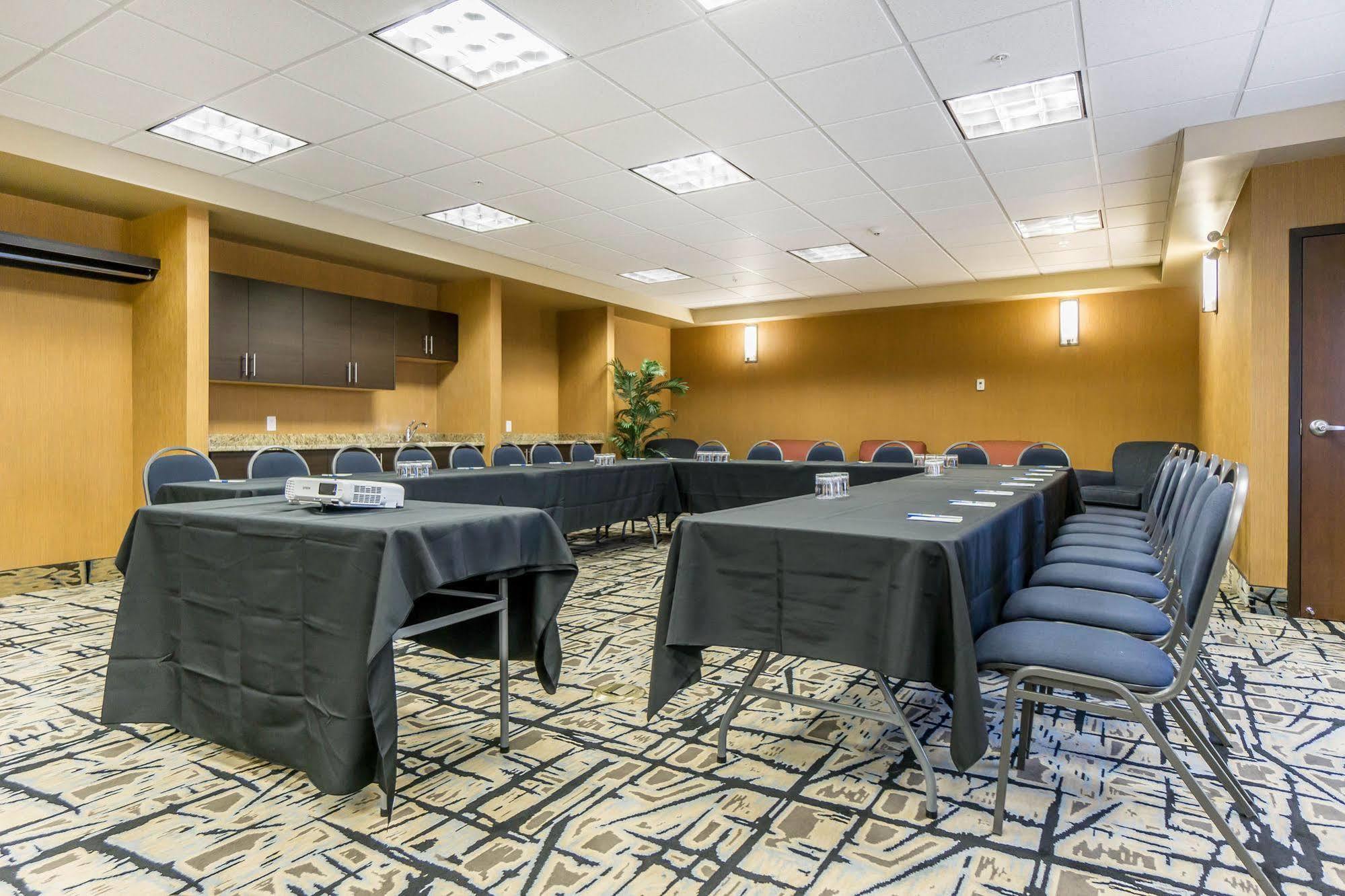 Comfort Inn & Suites Edmonton International Airport Nisku Dış mekan fotoğraf